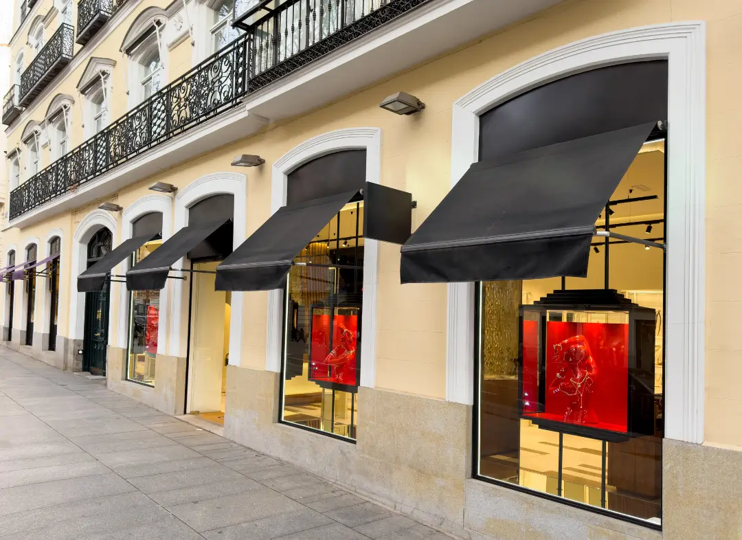 Façade vitrine de magasin en aluminium sur mesure à Saint-Denis-en-Val